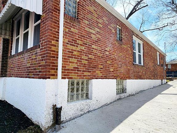 3rd image of 6832 Julian Ave