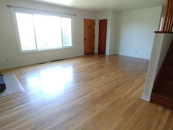 3rd image of 1225 NE Orchard Dr