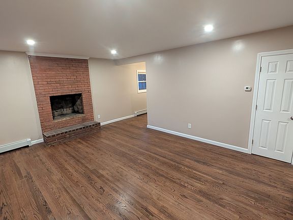 3rd image of 17 Mayflower Cir