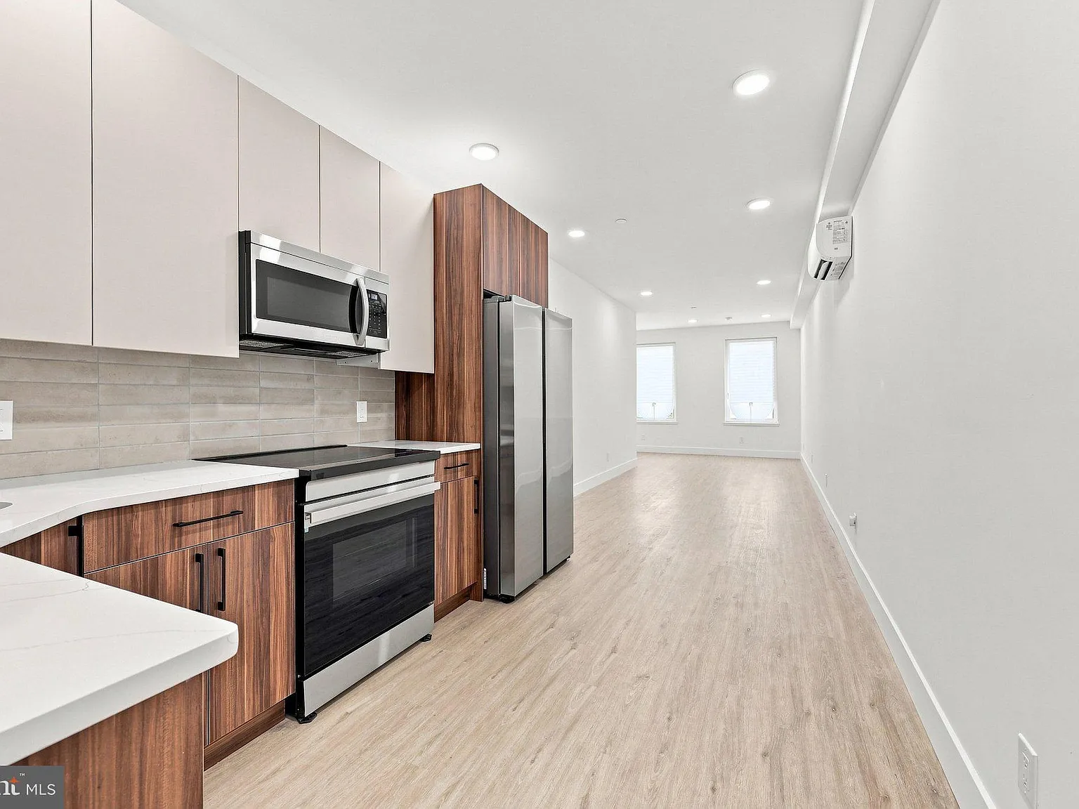 2 bed, 1.0 bath, 1054 sqft, $1,650 — Photo 2