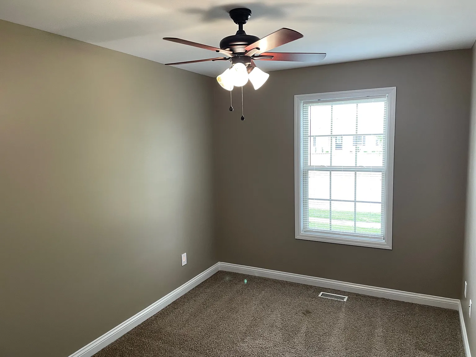 3 bed, 1374 sqft, $2,000 — Photo 2