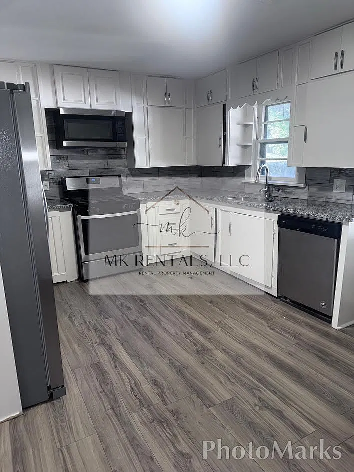 1605 Davis St — Photo 3