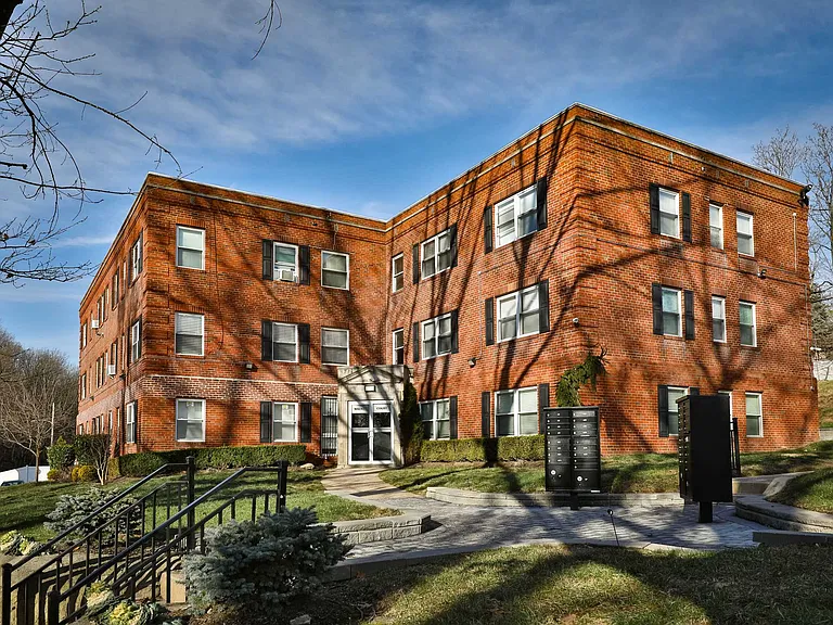 Walnut Court Apartments — Photo 11