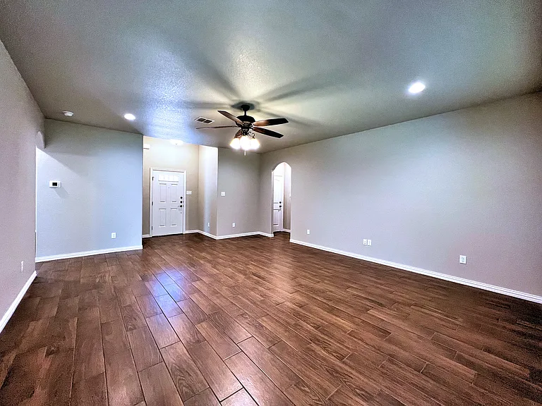 219 Clover Cir — Photo 4