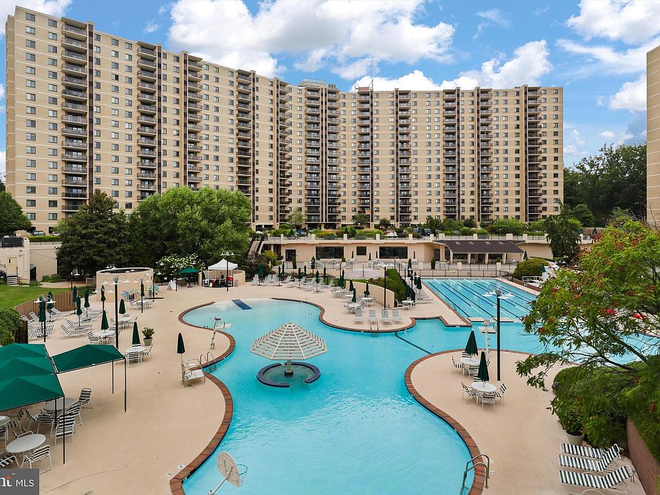 1st image of 203 Yoakum Pkwy APT 1015