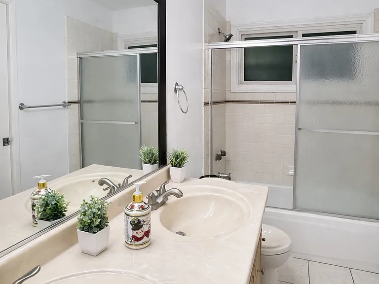 Vanowen St — Photo 3