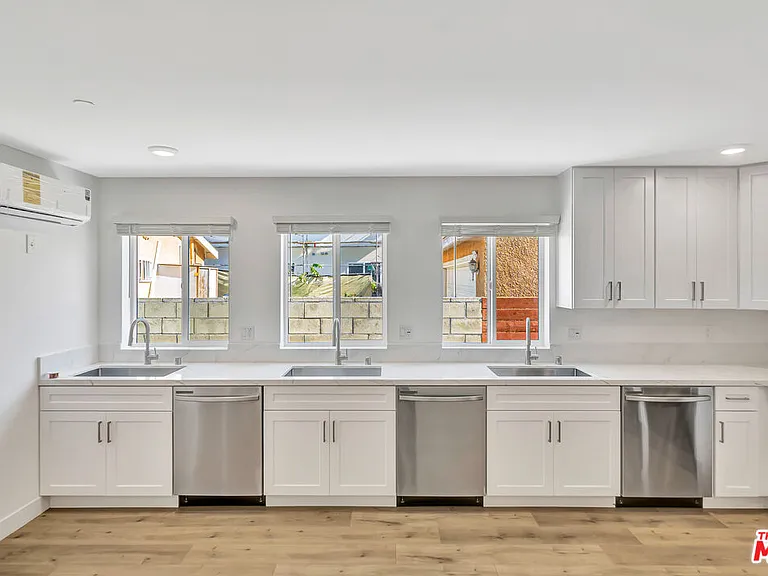 1584 W 37th St #3 — Photo 9