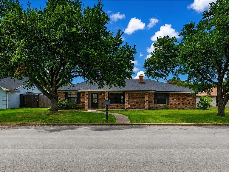 2312 Windsor Dr — Photo 1