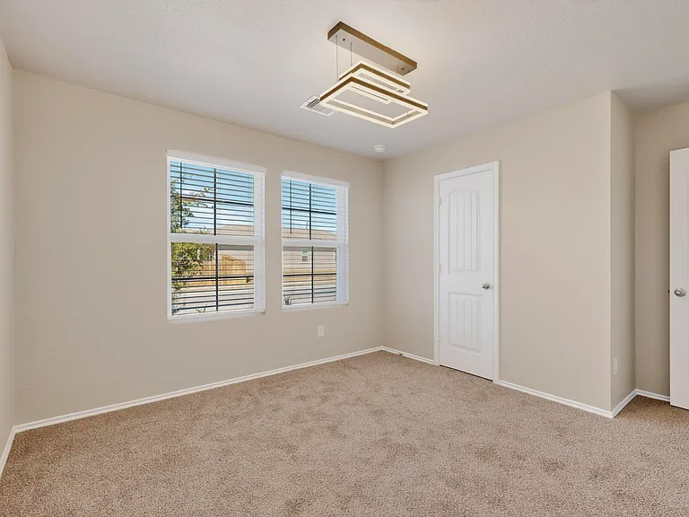 218 Sickle Loop — Photo 23