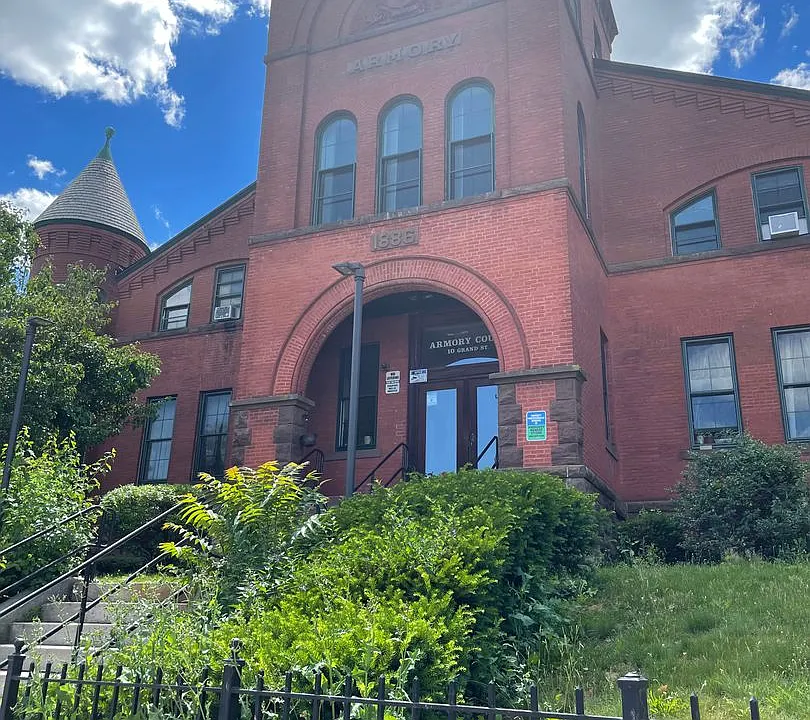 10 Grand St