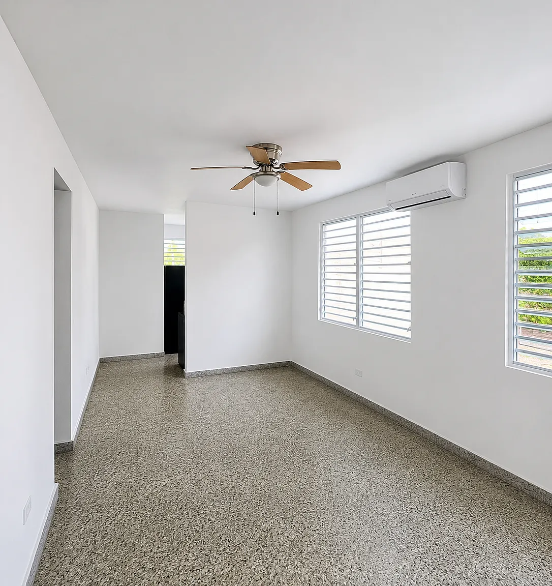 3 bed, 950 sqft, $1,300 — Photo 2