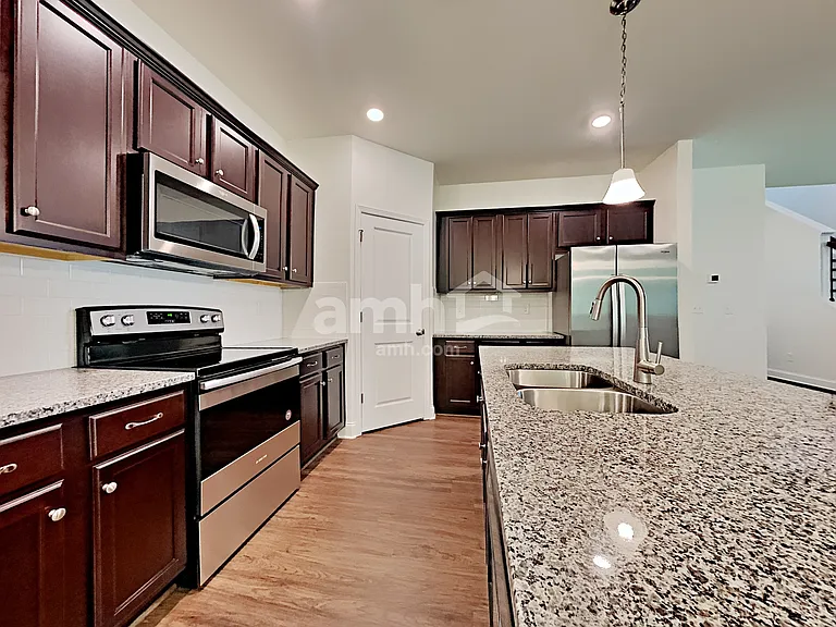 5060 Franks Creek Way — Photo 3