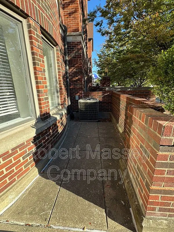 2 bed, 2.5 bath, 1832 sqft, $1,900 — Photo 3