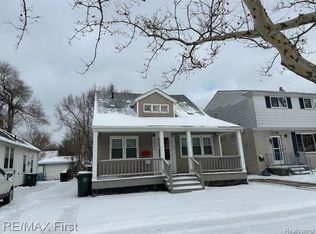 2202 Hollywood Ave, Grosse Pointe Woods, MI 48236