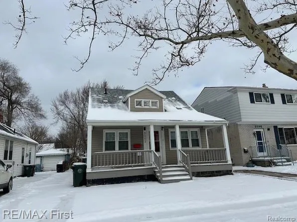 2202 Hollywood Ave, Grosse Pointe Woods, MI 48236