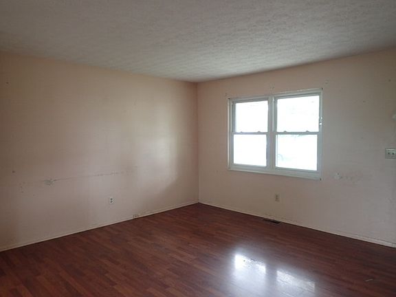4th image of 23 Westwood Dr