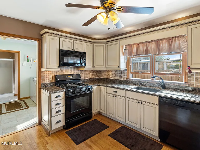 466 E Bay Ave — Photo 12