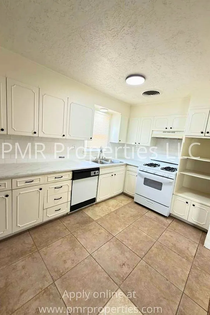 3 Bedrooms / 1 Bathroom House — Photo 2