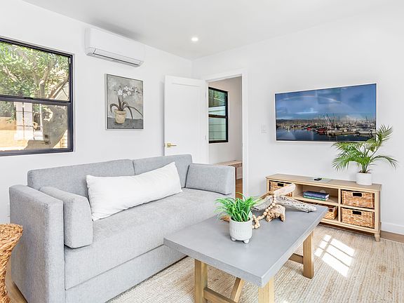 2nd image of 1031 De La Vina St #B