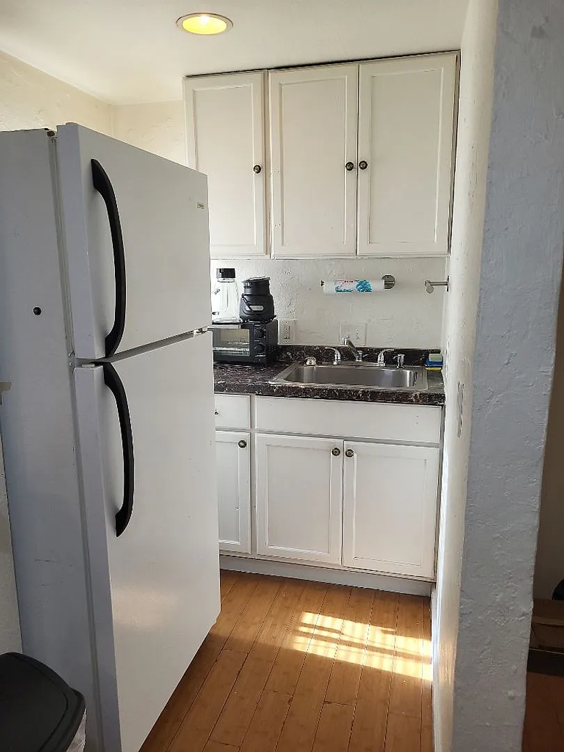 747 Willow St #6 - Cozy Upstairs Furnished Studio near Midtown - Available Oct 1st — Photo 3