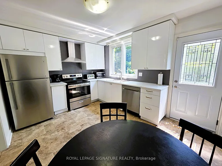12 Lacewood Cres — Photo 5