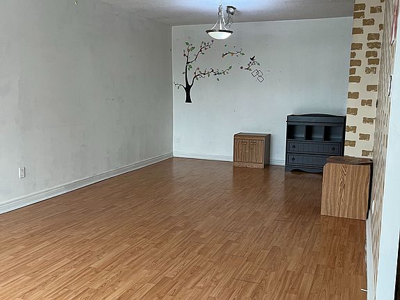 3rd image of 61 Greenbriar Rd