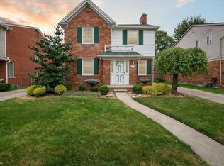 1614 Newcastle Rd, Grosse Pointe Woods, MI 48236