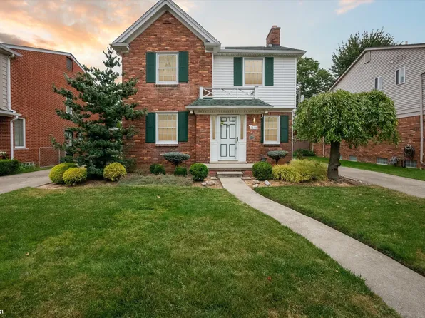 1614 Newcastle Rd, Grosse Pointe Woods, MI 48236