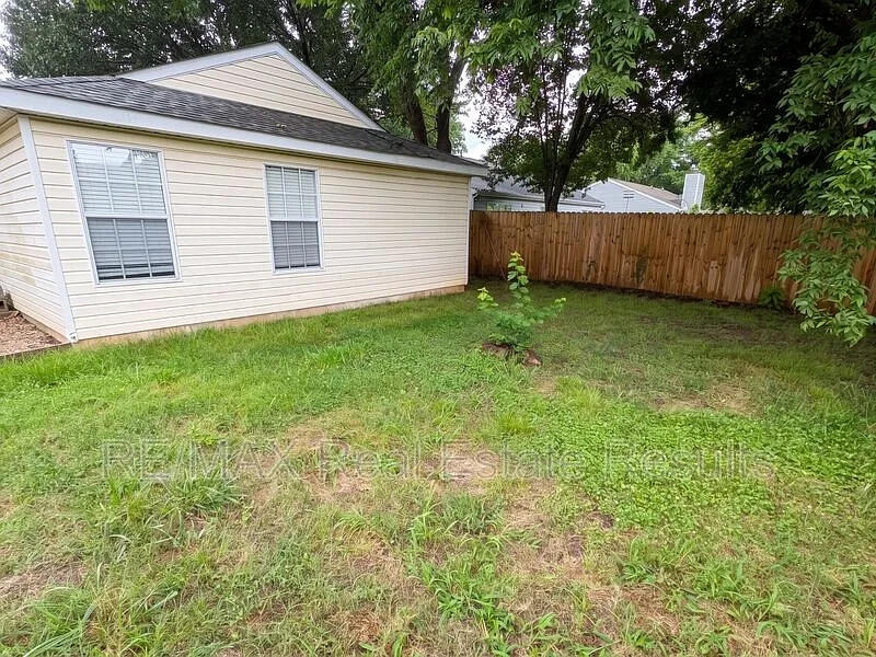 1607 N Timberline Dr