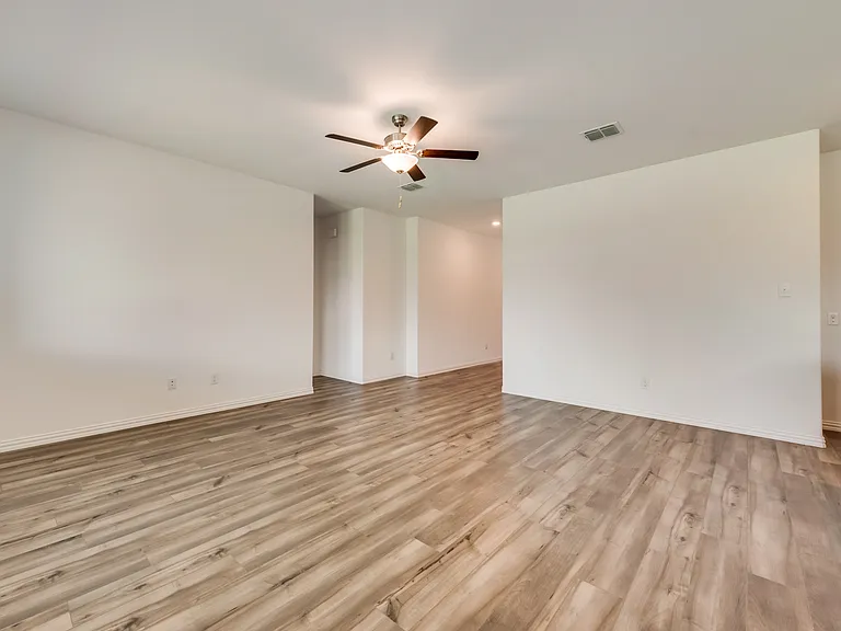 1833 Lake Grove Dr — Photo 6