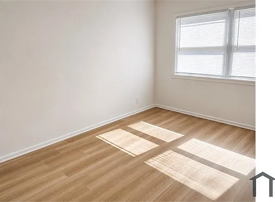 3 bed, 1000 sqft, $1,749 — Photo 3