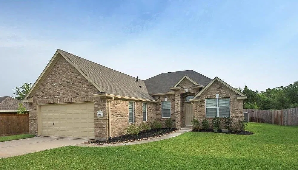 4 bed, 2.0 bath, 2226 sqft, $2,200 — Photo 1