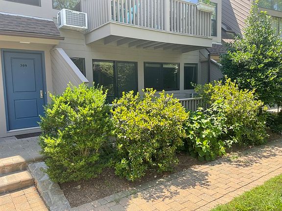 2nd image of 1465 E Putnam Ave