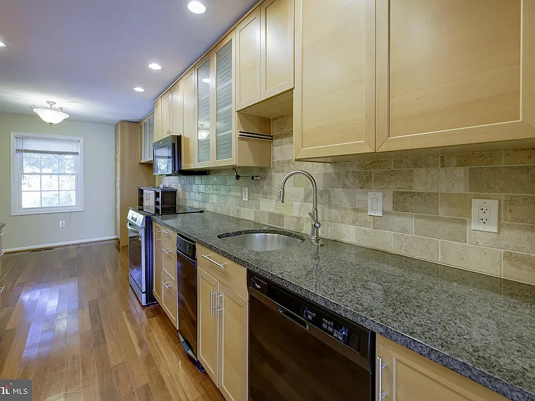 7518 Westlake Ter #32 — Photo 18