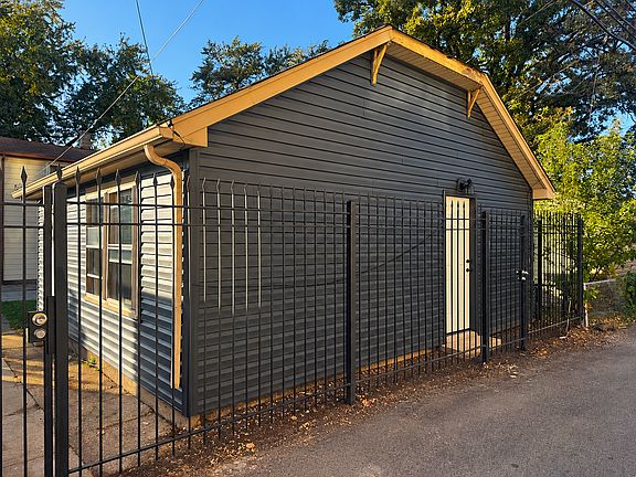 5th image of 3253 N Oconto Ave #R