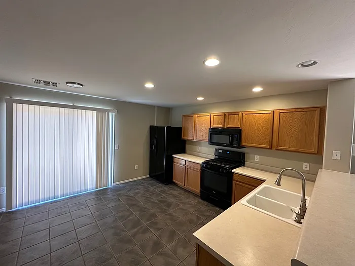 3 bed, 2.0 bath, 1295 sqft, $1,600 — Photo 4