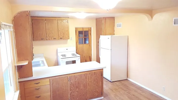 1084 Kyhl Ln — Photo 2