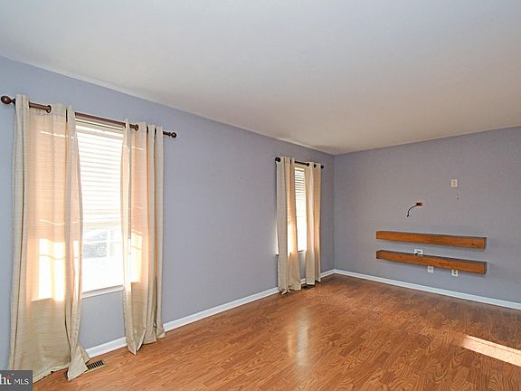 5th image of 974 Dogwood Ln