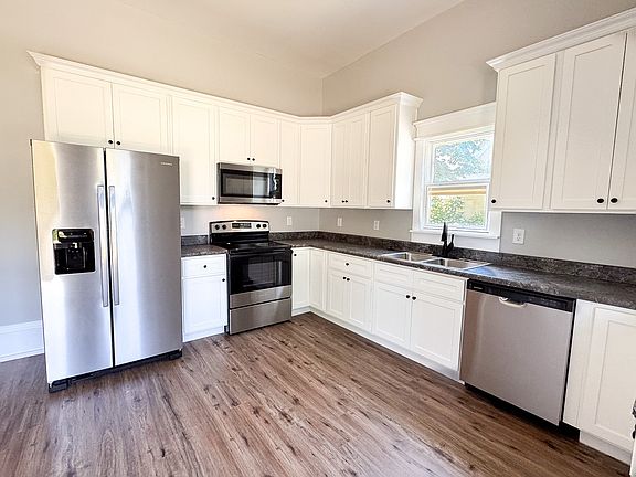 3rd image of 203 College St