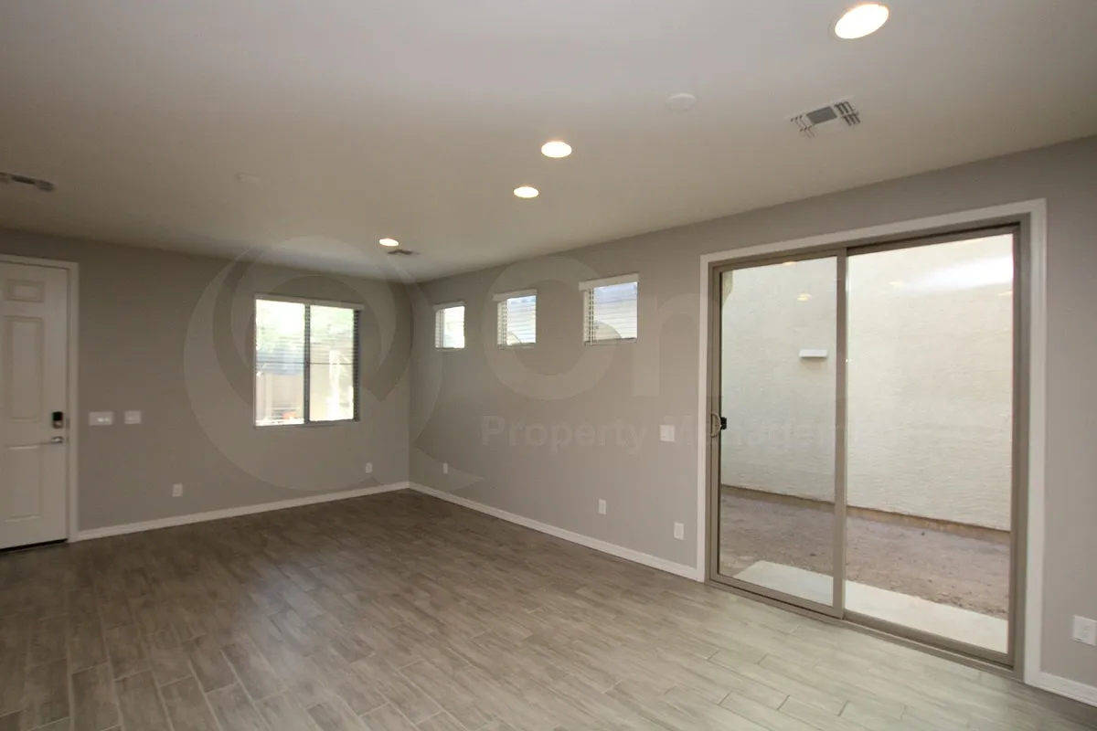 3 bed, 2.5 bath, 1605 sqft, $1,799 — Photo 4