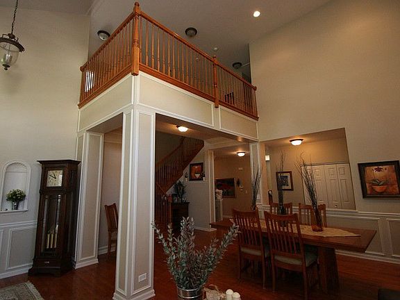 5th image of 365 E Colonial Dr
