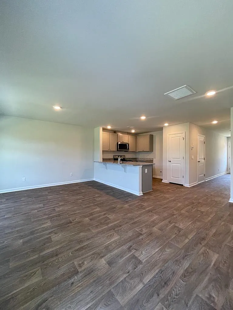 3 bed, 1418 sqft, $1,900 — Photo 3