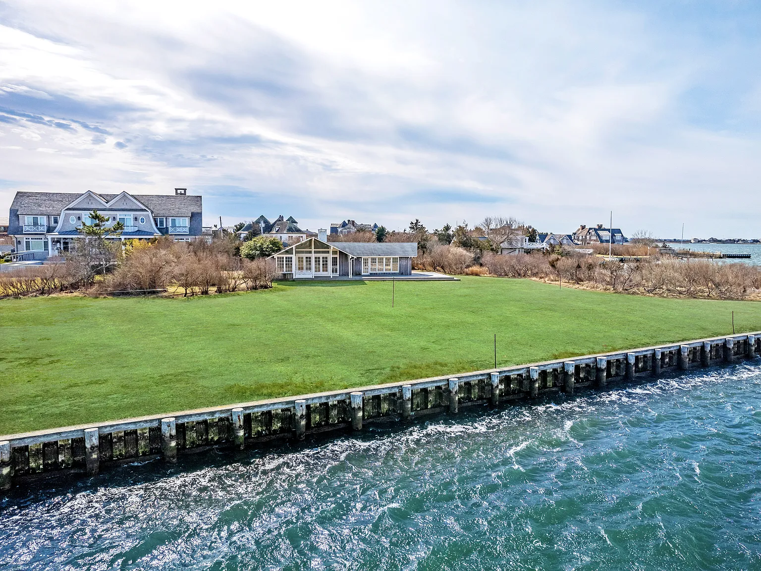 Quogue Waterfront Cottage — Photo 3