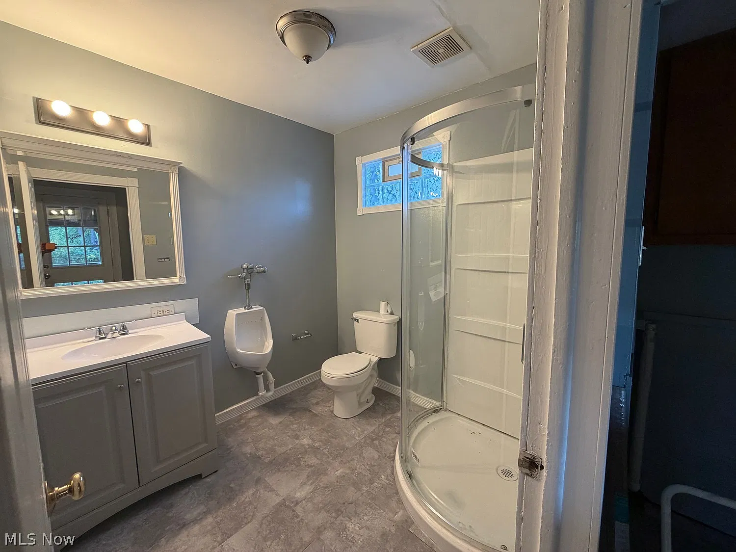 2 bed, 1.0 bath, 978 sqft, $1,000 — Photo 3