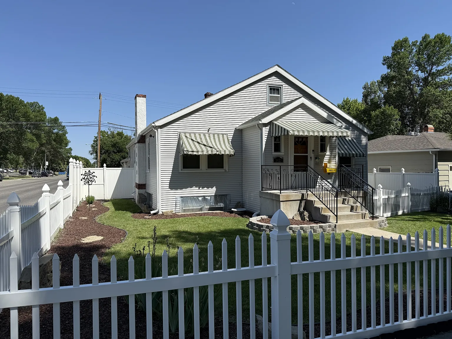 2423 Pine St — Photo 2