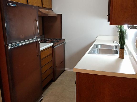 3rd image of 80 Phillips Dr APT B