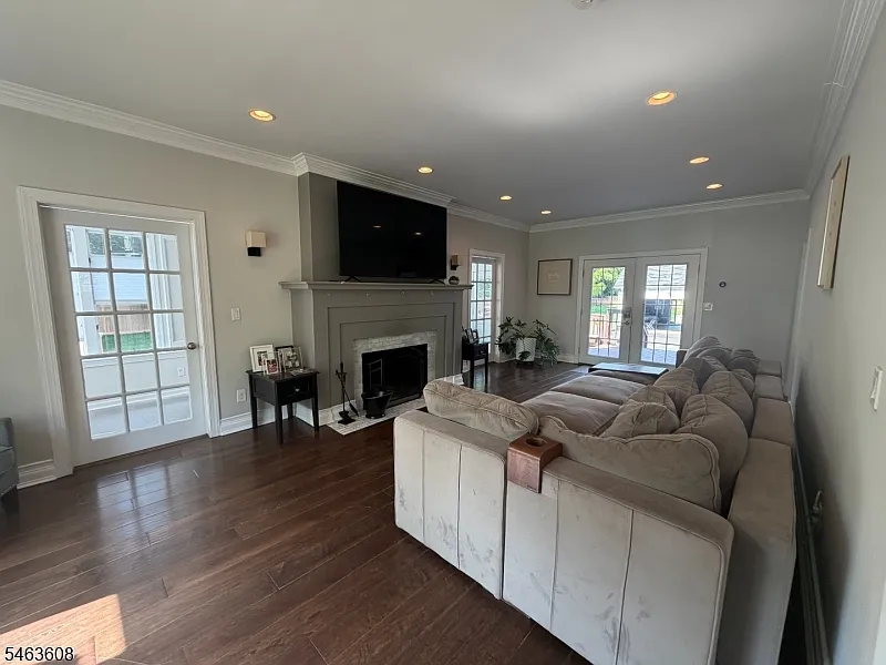 5 bed, 3.5 bath, 4250 sqft, $6,500 — Photo 3