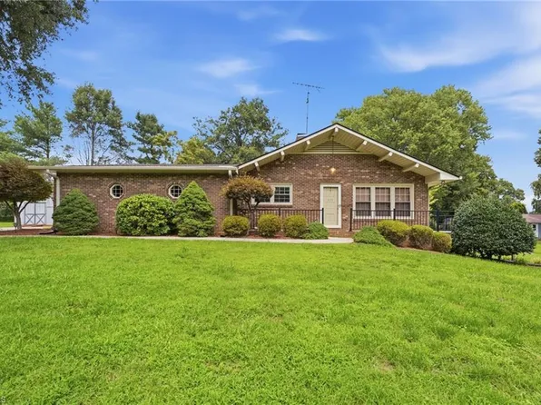 325 Spring St, Yadkinville, NC 27055
