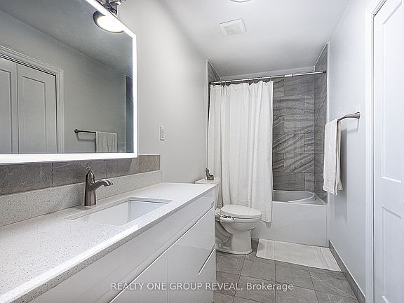 5th image of 524 Simcoe St S
