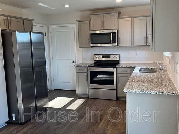 3rd image of 34 Malcolm Ct